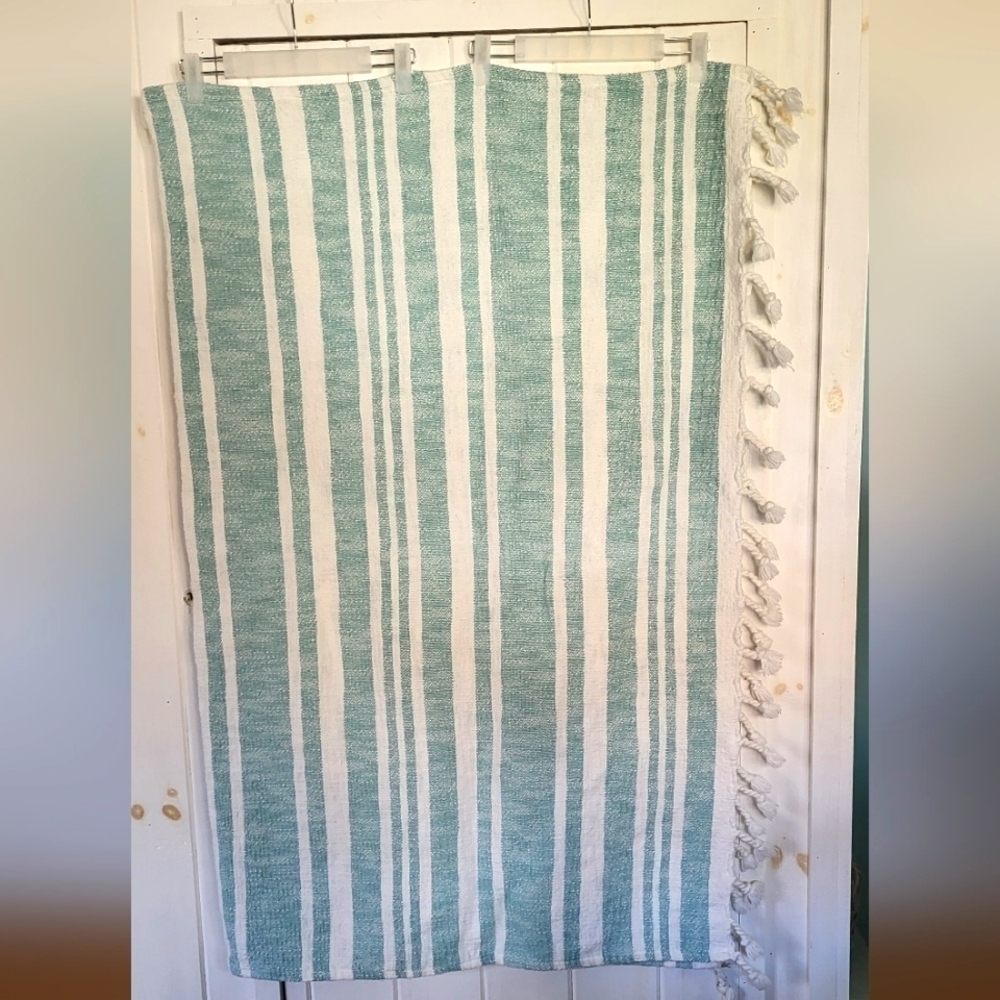 Beachy Woven Textured Cotton Throw Rug with Fringe